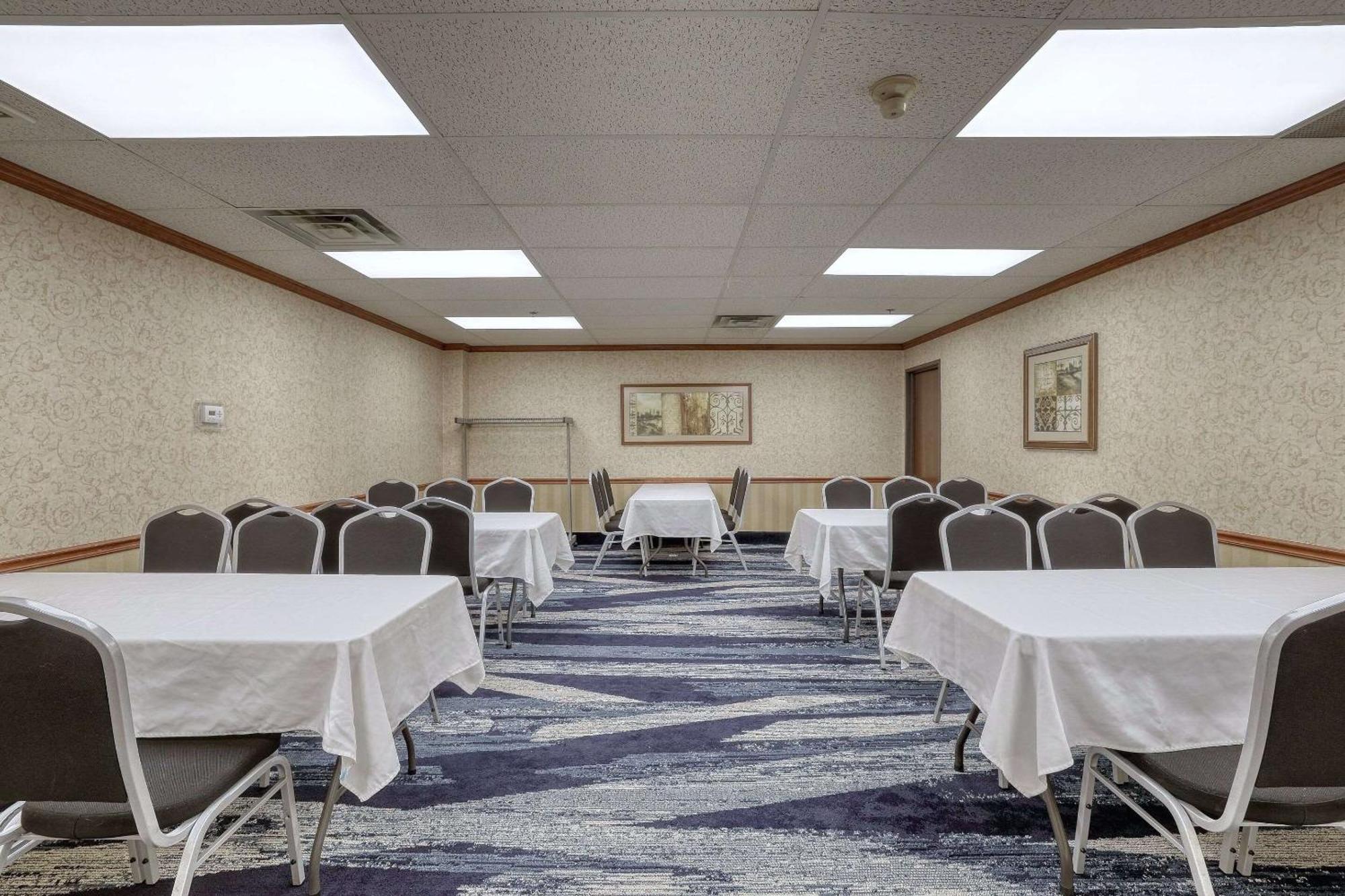 Comfort Suites Appleton Airport Экстерьер фото
