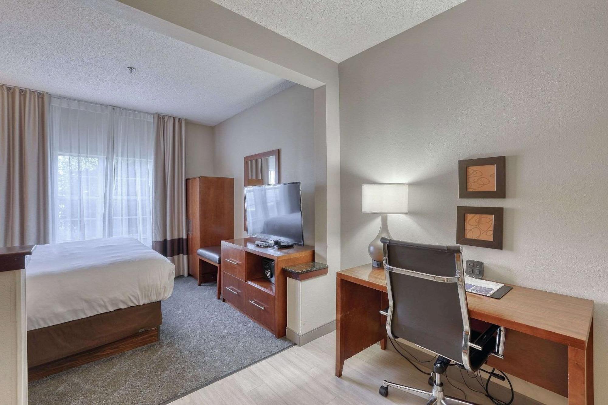 Comfort Suites Appleton Airport Экстерьер фото